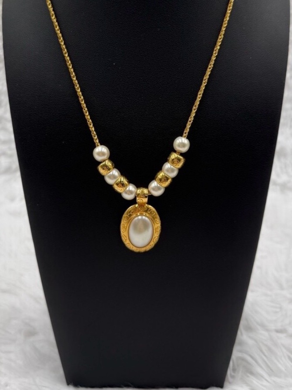 Liz Claiborne Vintage Gold Tone Necklace White Faux Pearl Pendant Adjustable
